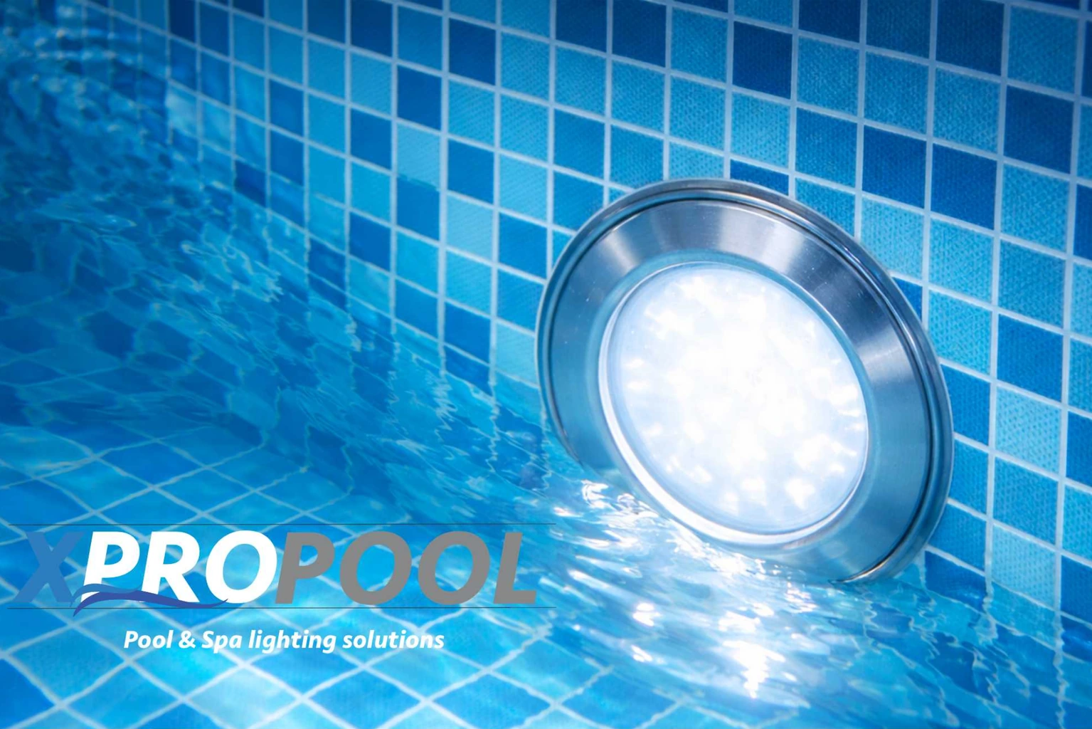 Choisir l’éclairage de piscine : Watts vs Lumens – Évitez ces erreurs courantes